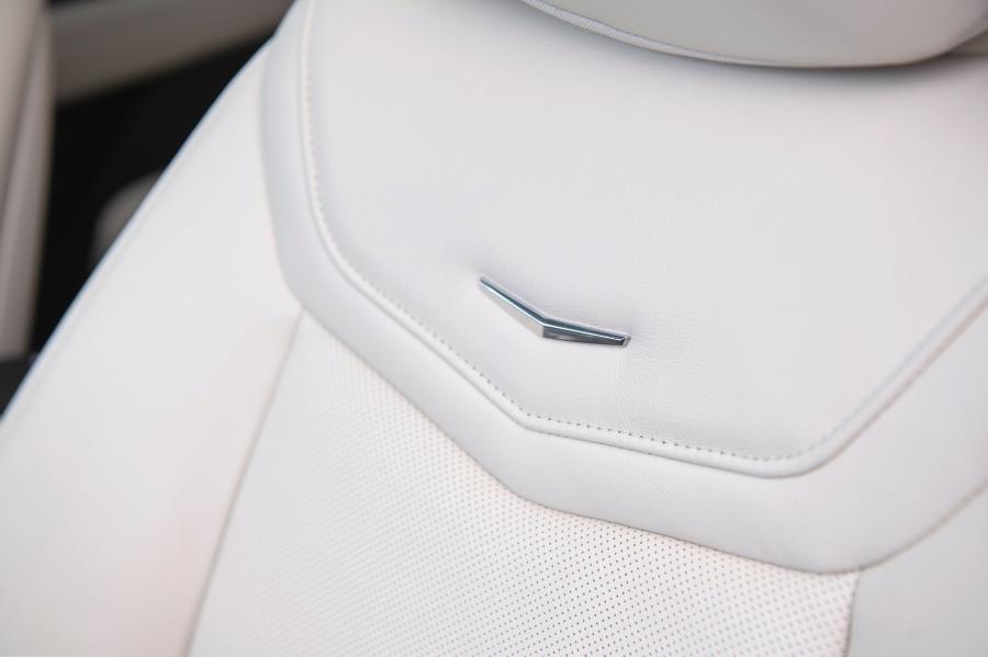 Детали интерьера Cadillac XT6 Sport 2019 года  (фото 12 из 41)